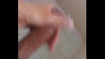 Preview 4 of Watch Her Mssterbates - Muchaxo se masturba en el.ba&ntilde_o - masturbacion ,  pene grande ,  latino