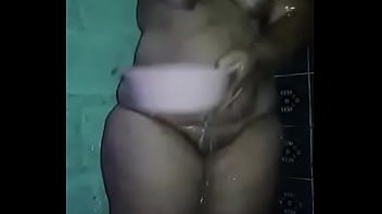 Preview 2 of Sex Dawonlod - Se&ntilde_ora madurita se ba&ntilde_a enfrente de mi por cam