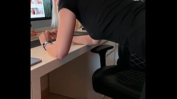 Preview 1 of Anal Petite Pain - Leonie nascht mal schnell die Hoden ihres Kollegen leer