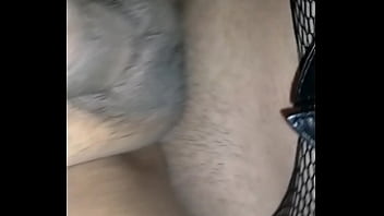 Preview 4 of Lesbian Pussy Rubbing Squirt - Cogiendo a un chacalito curioso