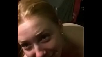 Preview 2 of Sex Girl Handjob - Jeune blonde aime sucer une grosse bite de noir avant de s&rsquo_r