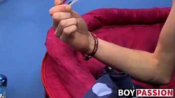 Preview 1 of Seachplayita - Emo Preston Andrews fingers his ass and wanks big cock
