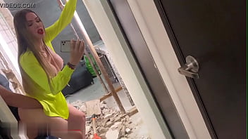 Preview 3 of Simran Telugu Sex - Gia Itzel,  se pone caliente y termina cogiendo con el alba&ntilde_il que remodelaba su casa sin Condon