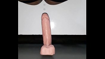 Preview 1 of Horse Fuck Shemale - Novinho alargando o cu com um dildo