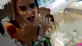 Preview 1 of Tarzn Pussy Video - Fudendo a meia irm&atilde_ no banheiro