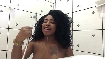 Preview 2 of Xxxsex Hy - Novinha safada no banho