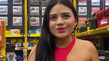 Preview 1 of T Girl Shows - Actriz porno divorciada busca a un trabajador de almac&eacute_n para follar con el