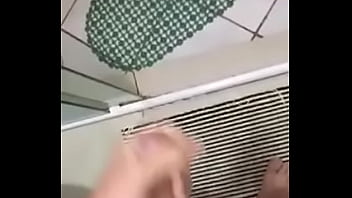 Preview 1 of Sex Gori Com - Batendo punheta no banho