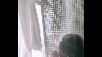 Preview 2 of Tamil Sexy Photo - Anitta Vaza Seios Enquanto Toma Banho