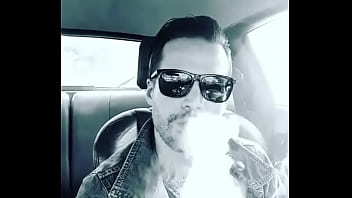 Preview 4 of Salle Dang - WWW.MAROMBAGAY.NET - Delicioso boy fumando no carro
