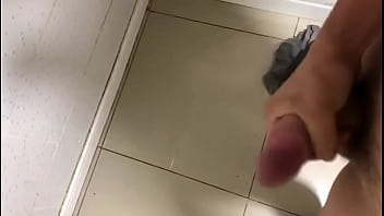 Preview 3 of Kagney Bachelor - Chileno jovencito se pajea antes de la ducha parte 2