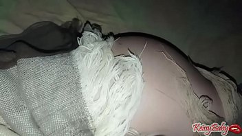 Preview 1 of Xnxx Video Mp4 - El padre de mi esposo me da por duro por el culo en la cama donde duermo con el,  Mientras el anda trabajando.