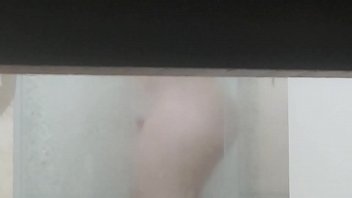 Preview 3 of Eating Shit Out Of Her Ass - Irm&atilde_o pervertido deixa c&acirc_mera escondida para gravar a irm&atilde_ tomando banho (v&iacute_deo real)