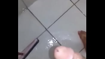 Preview 2 of Eeww - F&atilde_ batendo uma punheta no banho