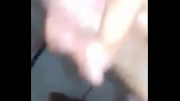 Preview 1 of Eeww - F&atilde_ batendo uma punheta no banho