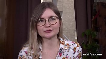 Preview 4 of Www Thhaitube Com - Emily&#039_s Ersties Debut - zierlich ,  aber oho!
