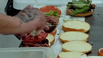 Preview 1 of Sunny Leone Boy Group Sex - Chef bombado botando franc&ecirc_s pra mamar