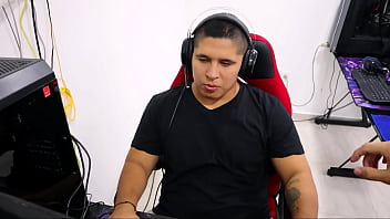 Preview 1 of Xnxx Pasto New - EN MEDIO DEL STREMMER MR FRANKY SU MADRASTRA APARECE PARA CABLAGAR SU VERGA EN VIVO