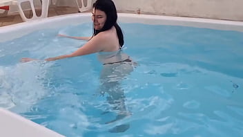 Preview 1 of Swallow Poss - Essa safada gostosa me chamou para transar na piscina,  e toma uma surra de piroca