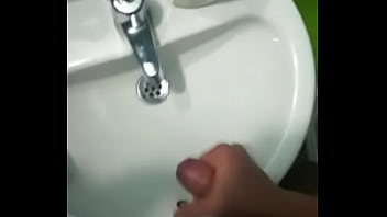 Preview 2 of Wonder Woman In Porno - Chico se la jala para mi y saca mucha leche