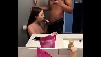 Preview 2 of Women Removing Hair From Vagina - Mi hermanastra me da la mejor mamada de mi vida