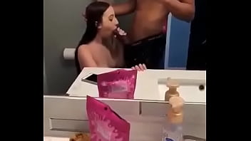 Preview 3 of Women Removing Hair From Vagina - Mi hermanastra me da la mejor mamada de mi vida