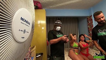 Preview 2 of Huge Orgasm On Huge Dildo - A galera se junta e acontece aquela farra antes da grava&ccedil_&atilde_o - Rebecca Santos - Bibi Tsunami - Vinny Burgos - Alex Ferraz Ator - Binho Ted