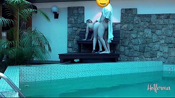 Preview 4 of 14 Years Old Sex - Patr&atilde_o convida empregada para a piscina mas n&atilde_o resistiu a gostosa