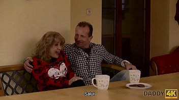 Preview 1 of Father And Teen Hot - DADDY4K. Un mec fort baise la bouche et la chatte de deux soeurs jeunes filles