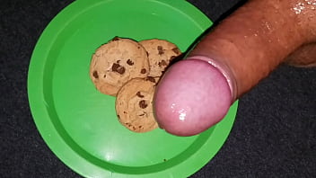 Preview 1 of I In Her H - Chocolate chip cookies with a my Creamy Cum glace for a delicious snack.