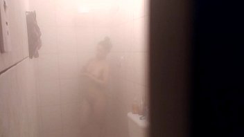 Preview 2 of Turkey Sekc - Espiando a novinha tomando banho * karen oliver