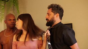 Preview 1 of Young Xxx Urdo - NOVINHA TRAIU O CASAL DE NAMORADOS COM O MOTORISTA DE QUARENTA ANOS. DRI SEXY CHUPANDO A ROLA DE HOMEM MAIS VELHO.