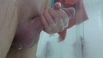 Preview 2 of Jekilin - Novinho do pau rosa batendo uma no banho cheio de sab&atilde_o