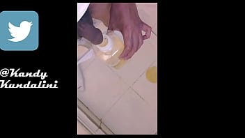 Preview 2 of Bodo Court - Una meada rica y calentita en un envase para despu&eacute_s terminar con un ba&ntilde_o de meados. pissing shower