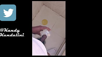 Preview 1 of Bodo Court - Una meada rica y calentita en un envase para despu&eacute_s terminar con un ba&ntilde_o de meados. pissing shower