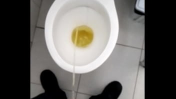 Preview 2 of Daddy Fucks Ass - Mijando a cerveja e balan&ccedil_ando a rola