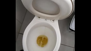 Preview 3 of Daddy Fucks Ass - Mijando a cerveja e balan&ccedil_ando a rola