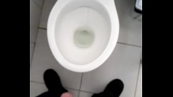 Preview 1 of Daddy Fucks Ass - Mijando a cerveja e balan&ccedil_ando a rola