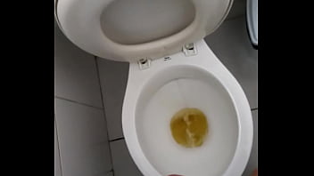 Preview 4 of Daddy Fucks Ass - Mijando a cerveja e balan&ccedil_ando a rola
