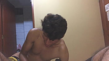Preview 1 of Hot Mom Sister And Son Sex Video - JULIAN lame mis calcetines - Parte 5