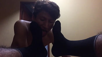 Preview 2 of Porn Jepan Ketahuan Selingkuh - JULIAN lame mis calcetines - Parte 4