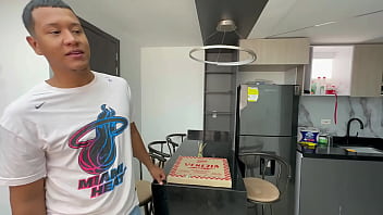 Preview 2 of Xxx Hot Move 2018 - Le pago con una rica follada al repartidor de pizza para me de a pizza gratis con una buna follada hasta sacarle toda la rica leche.