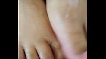 Preview 4 of Anilos Solo Milf - Semen en sus ricos pies