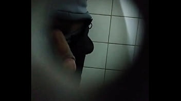 Preview 1 of Tran Ma Sex - Flagra no banheiro publico