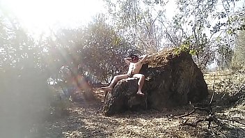 Preview 2 of Lesben Squirting - Paja y desnudez en roca/Jerk off at a rock