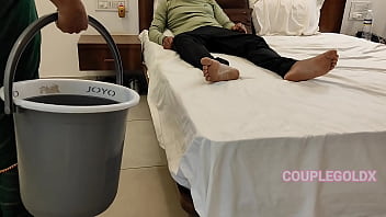 Preview 1 of Gaught Dad - कोमल स्विमिंग पूल में नहा रही थी लेकिन पति ने पोछा वाली के साथ सुरु कर दिया