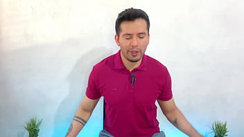 Preview 2 of Xxx Pakistani Local Download - Piloto dotado musculoso y joven aeromozo le hacen un dos romano a un pasajero maduro culon a pelo!