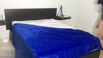 Preview 1 of Xnxxnx Porn - Despierto a mi hermanastra con una enorme polla en su apretado co&ntilde_o y le doy de comer semen