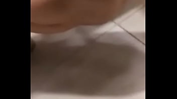 Preview 1 of Mom Sneak Xxx - um banheir&atilde_o