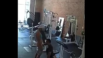 Preview 3 of Five Boy One Girl Sex Video - Hetero no se aguanta y se lo mete a gay en el gimnasio